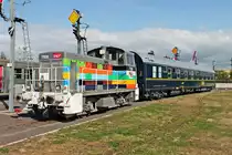 SNCF Y 7108  Cité du Train  (Baujahr 1958) mit dem SNCF Schlafwagen F-SNCF 61 87 75-71 196-2 am 07.10.2018 im Eisenbahnmuseum Cite du Train (Mulhouse). 