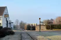 Blick auf den BÜ Ensinger Straße in Kleinglattbach. Auf einem Schirm ist das kleine Überwachungssignal für den kommenden BÜ angebracht.

Kleinglattbach 28.12.2019 