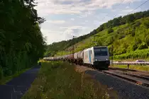 185 676 Railpool/retrack mit einem Kesselzug bei Gambach Richtung Würzburg, 01.08.2019
