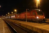 Am Abend des 6.2.2020 fuhr der GAG49430 mit 541 108 und einer weiteren 541 der Slovenske železnice und steht hier im Bahnhof Spielfeld-Straß und wartet auf die Abfahrt Richtung Břeclav.
