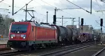 DB Cargo AG [D] mit  187 188  [NVR-Nummer: 91 80 6187 188-8 D-DB] und gemischtem Güterzug am 28.01.20 Bf. Flughafen Berlin Schönefeld.
