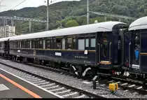 Venice-Simplon-Orient-Express (VSOE): der touristische Luxuszug von Belmond Ltd. im Portrait
Auf seiner wöchentlichen Schienenkreuzfahrt von London Victoria (GB) nach Venezia Santa Lucia (I) legt der VSOE einen längeren Halt im Grenzbahnhof Chiasso (CH) ein, um für die Weiterfahrt nach Italien die Lok zu wechseln sowie Wasser an den 16 Wagen abzupumpen und aufzufüllen. Obwohl nicht eingeplant, blieb noch genug Zeit für Fotos.
Hier ein Blick auf Schlafwagen 3483 (Carrozza-letti | Voiture-lits | 61 87 06-70 483-9 F-VSOE) der Compagnie Internationale des Wagons-Lits (CIWL | Newrest Group), der im VSOE an 6. Stelle eingereiht ist.
[20.9.2019 | 13:49 Uhr]