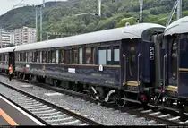 Venice-Simplon-Orient-Express (VSOE): der touristische Luxuszug von Belmond Ltd. im Portrait
Auf seiner wöchentlichen Schienenkreuzfahrt von London Victoria (GB) nach Venezia Santa Lucia (I) legt der VSOE einen längeren Halt im Grenzbahnhof Chiasso (CH) ein, um für die Weiterfahrt nach Italien die Lok zu wechseln sowie Wasser an den 16 Wagen abzupumpen und aufzufüllen. Obwohl nicht eingeplant, blieb noch genug Zeit für Fotos.
Hier ein Blick auf Schlafwagen 3552 (Carrozza-letti | Voiture-lits | 61 87 06-70 552-1 F-VSOE) der Compagnie Internationale des Wagons-Lits (CIWL | Newrest Group), der im VSOE an 5. Stelle eingereiht ist.
[20.9.2019 | 13:49 Uhr]