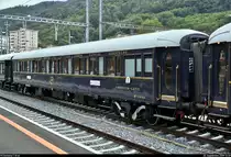 Venice-Simplon-Orient-Express (VSOE): der touristische Luxuszug von Belmond Ltd. im Portrait
Auf seiner wöchentlichen Schienenkreuzfahrt von London Victoria (GB) nach Venezia Santa Lucia (I) legt der VSOE einen längeren Halt im Grenzbahnhof Chiasso (CH) ein, um für die Weiterfahrt nach Italien die Lok zu wechseln sowie Wasser an den 16 Wagen abzupumpen und aufzufüllen. Obwohl nicht eingeplant, blieb noch genug Zeit für Fotos.
Hier ein Blick auf Schlafwagen 3555 (Carrozza-letti | Voiture-lits | 61 87 06-70 555-4 F-VSOE) der Compagnie Internationale des Wagons-Lits (CIWL | Newrest Group), der im VSOE an 4. Stelle eingereiht ist.
[20.9.2019 | 13:49 Uhr]
