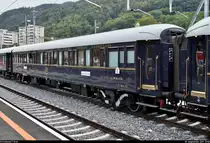 Venice-Simplon-Orient-Express (VSOE): der touristische Luxuszug von Belmond Ltd. im Portrait
Auf seiner wöchentlichen Schienenkreuzfahrt von London Victoria (GB) nach Venezia Santa Lucia (I) legt der VSOE einen längeren Halt im Grenzbahnhof Chiasso (CH) ein, um für die Weiterfahrt nach Italien die Lok zu wechseln sowie Wasser an den 16 Wagen abzupumpen und aufzufüllen. Obwohl nicht eingeplant, blieb noch genug Zeit für Fotos.
Hier ein Blick auf Schlafwagen 3525 (Carrozza-letti | Voiture-lits | 61 87 06-70 525-7 F-VSOE) der Compagnie Internationale des Wagons-Lits (CIWL | Newrest Group), der im VSOE an 3. Stelle eingereiht ist.
[20.9.2019 | 13:50 Uhr]