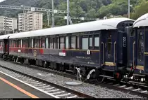 Venice-Simplon-Orient-Express (VSOE): der touristische Luxuszug von Belmond Ltd. im Portrait
Auf seiner wöchentlichen Schienenkreuzfahrt von London Victoria (GB) nach Venezia Santa Lucia (I) legt der VSOE einen längeren Halt im Grenzbahnhof Chiasso (CH) ein, um für die Weiterfahrt nach Italien die Lok zu wechseln sowie Wasser an den 16 Wagen abzupumpen und aufzufüllen. Obwohl nicht eingeplant, blieb noch genug Zeit für Fotos.
Hier ein Blick auf Schlafwagen 3539 (Carrozza-letti | Voiture-lits | 61 87 06-70 539-8 F-VSOE) der Compagnie Internationale des Wagons-Lits (CIWL | Newrest Group), der im VSOE an 2. Stelle eingereiht ist.
[20.9.2019 | 13:51 Uhr]