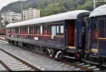 Venice-Simplon-Orient-Express (VSOE): der touristische Luxuszug von Belmond Ltd. im Portrait
Auf seiner wöchentlichen Schienenkreuzfahrt von London Victoria (GB) nach Venezia Santa Lucia (I) legt der VSOE einen längeren Halt im Grenzbahnhof Chiasso (CH) ein, um für die Weiterfahrt nach Italien die Lok zu wechseln sowie Wasser an den 16 Wagen abzupumpen und aufzufüllen. Obwohl nicht eingeplant, blieb noch genug Zeit für Fotos.
Hier ein Blick auf Schlafwagen 3553 (Carrozza-letti | Voiture-lits | 61 87 06-70 553-9 F-VSOE) der Compagnie Internationale des Wagons-Lits (CIWL | Newrest Group), der im VSOE an 1. Stelle eingereiht ist.
[20.9.2019 | 13:51 Uhr]