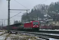 23. Januar 2018, Lok 187 123 fährt mit einem Güterzug durch den Bahnhof Kronach in Richtung Saalfeld. Im Hintergrund sind zwei V100 der Rennsteigbahn mit einem Holzzug beschäftigt.