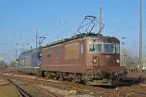Doppeltraktion, mit den BLS Loks 465 002-4 und 425 180, verlässt die Abstellanlage beim badischen Bahnhof. Die Aufnahme stammt vom 23.01.2020.