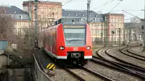425 261 fährt als S 4 (S 38410) am Mannheimer Schloss vorbei und überquert gleich den Rhein. Aufgenommen am 08. Februar 2020.