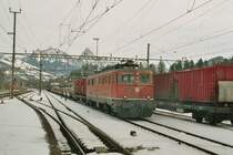 Die Ae 6/6 11470  Brugg , mit einem gemischten G�terzug, am 2.2.04 in Arth-Goldau