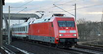 DB Fernverkehr AG [D] mit  101 050-3  [NVR-Nummer: 91 80 6101 050-3 D-DB] und IC-Wagengarnitur Richtung Bf. Berlin Gesundbrunnen am 05.02.20 Berlin Pankow.