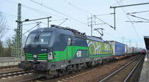 LTE Logistik- und Transport GmbH, Graz [A] mit der ELL Vectron  193 729  [NVR-Nummer: 91 80 6193 729-1 D-ELOC] und Taschenwagenzug aus Richtung Polen (Poznan) nach Rotterdam  am 13.02.20 Durchfahrt Bf. Flughafen Berlin Schönefeld.
