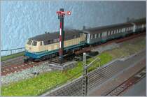 In meinen alten Beständen fanden sich noch einige Märklin mini club Flügelsignale (8940), davon waren zwei noch funktionsfähig, so dass ich sie in meine Anlage integrierte, was gar nicht so einfach war, nicht etwa kompliziert gewesen wäre, die farbigen Drähte entsprechend anzuschliessen, doch bei der Gestaltung und Planung der Anlage vor zehn Jahren hatte ich beschlossen, keine Schaltgeleise im sichtbaren Bereich einzubauen. Folglich musste für die im automatischen Pendelbetreibe bediente Strecke ein Schaltgeleis VOR dem Signal dieses nicht nur auf Fahrt stellen, sondern mit dem gleichen Schaltbefehl (verzögert) wieder schliessen, dazu musste ich die verschieden Stromsorten (5 V DC, 10 V AC, 16 V DC/AC entsprechend meinen Bedürfnissen gerecht zu nutzen. Vor einigen Jahren bereits versucht, mit einem Zeitimpulsverzögerer das Problem zu lösen, explodierte damals ein Kondensator, so dass ich dieses Mal etwas vorsichtiger und behutsam (Tests/Fachliteratur) zu Werke ging. 
Nun - die Schaltung klappt und nun gilt es den Antriebskasten des Signal noch etwas zu tarnen… 

14.Feb. 2020
