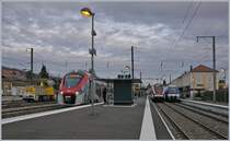 In La Roche sur Foron trennt sich die von Annemasse gekommene Strecke in einen Ast nach St-Gervais-Les-Bains-Le-Fayete (mit Schmalspuranschluss nach Chamonix und Martigny) und in die Weiterführung der Stammstrecke in Richtung Annecy.

Der Léman Express bedienet im Stundentankt (z.T. mit TER und Bus-Verbindungen) die beiden Strecken, zudem verkehren am Morgen und Abend in Lastrichtung drei TER Zugspaare von St-Gervais nach Annecy mit Fahrtrichtungswechsel in La Roche-sur-Foron. 

Und so gab es an diesem frühen Morgen allerlei zu sehen: Links im Bild der Y 8507, auf Gleis C wartet der SNCF Z 31527 auf die Weiterfahrt nach Saint Gervais les Bains Le Fayet (L3), im Hintergrund steht SBB LEX RABe 522 227 von Annecy nach Coppet (L2) und der SNCF Z 27534 als TER nach Annecy. 

13. Feb. 2020
