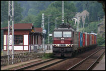 DB 180019-2 durchfährt am 2.6.2007 mit einem Containerzug aus Tschechien den Bahnhof Königstein im Elbtal.