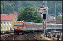CD 372006-7 ist hier mit einem Eurocity in Richtung Tschechien am 2.6.2007 im Elbtal in Königstein unterwegs.