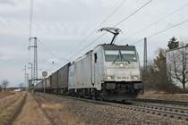 Am Nachmittag des 09.02.2019 fuhr die Rpool/XRAIL 186 458-6 mit dem  GTS -Containerzug (Zeebrugge - Piacenza) und den Hupac Vectrons (193 490 + 193 491) am Zugschluss beim Hp. Auggen in Richtung Schweizer Grenze.