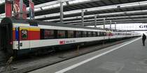Am 14.2.20 wird der EC 194 (Kempten-Lindau-St. Margarethen-Zürich), komplett aus schweizer Wagen bestehend, von 2 betagten BR 218 im Hauptbahnhof München bewegt. Eine nur an den Hutzen erkennbare zieht ihn wieder aus dem Kopfbahnhof (ab 12:13h), die nachfolgenden Bilder zeigen die BR 218 426-5 die ihn hereingebracht hat. In der Zugmitte ein Aussichtswagen des Gotthard Express.