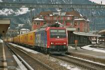 Die Re 482 027-0, mit einem DHL G�terzug, am 2.2.04 bei der Durchfahrt in Arth-Goldau.