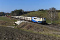 Anfang Februar 2020 verschlug es die erst kürzlich neu gestaltete 151 075 nach Bayern. Mit dem EZ 51733 von Nürnberg Rangierbahnhof nach München Nord konnte ich am 07. Februar 2020 den sechsachsigen Bundesbahnklassiker bei Fahlenbach in der Hallertau aufnehmen. Mit den sechs mit Schnittholz beladenen Rungenwagen der Gattung Snps 719 hinter der Lok war der gemischte Güterzug auch attraktiv gebildet. Dass es mir vergönnt sein würde, noch eine 151 im Einsatz für DB Cargo aufzunehmen, damit habe ich schon gar nicht mehr gerechnet. Der Planbedarf für diese Baureihe in der Güterzugsparte der Deutschen Bahn lag zum Aufnahmezeitpunkt im einstelligen Bereich. Daher auch die äußere Gestaltung der 151 075, mit der Vermieter Railpool auf die zum Verkauf stehenden Maschinen hinwies. 