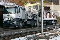 Ein Zweiwege-Lkw mit einem Zweiwege-Anhänger am 08.02.2020 im Bahnhof von Urnäsch.