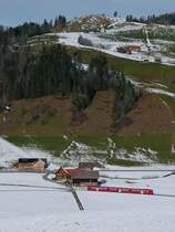 Viel Landschaft, wenig Bahn. Auf der Fahrt von Gossau nach Wasserauen hat S23 1113 gerade die Haltestelle Alpsteinblick passiert. Nur während der Betriebsdauer des nahegelegenen Skilifts halten die Züge auf Verlangen an der provisorischen Haltestelle (08.02.2020).