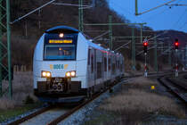 ODEG Desiro ML 4746 801 fährt in Lietzow an den Bahnsteig. - 15.02.2020