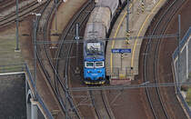 Ein Ganzzug wird am 13.02.2020 von einer der wenigen, noch vorhandenen Maschinen  der BaureiheE 469.2, 
der trotzdem tadellos gepflegten 122 029 durch den Bahnhof Ústí nad Labem hl.n. in Richtung Süden
auf der linken Elbseite befördert. Vom etwa 70 Meter über der Elbe gelegenen Aussichtspunkt vor dem
Hotel Větruše hat man einen  unverbaubaren  Blick auf den Hauptbahnhof, das Stadtzentrum und die Elbbrücken,
außerdem gibt es seit 2010 eine Seilbahn, die im 15-Minuten-Takt von einem großen Einkaufszentrum zu
diesem Berg verkehrt...
