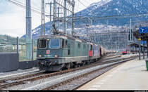 SBB Cargo Re 4/4 II 11330 und eine weitere Re 4/4 II mit einem Getreidezug Italien - Frankreich am 15. Februar 2020 bei der Ausfahrt aus Brig.