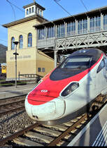 Experiment mit der Nase von ETR 610 714-3 SBB, der zusammen mit ETR 610 ??? der Trenitalia S.p.A. (FS) als EC 323 von Zürich HB (CH) nach Milano Centrale (I) unterhalb des Zugangs zur Arth-Rigi-Bahn (ARB) im Bahnhof Arth-Goldau (CH) steht.
Bild durchlief die Selbstfreischaltung (verbesserte Version mit erneutem Weißabgleich).
[20.9.2019 | 18:06 Uhr]
