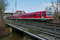 628 904 / 629 004 und 628 902 / 629 002 �berqueren in Biberach (Ri�) den Rotbach und befinden sich als RB 22647 auf der Fahrt von Ulm nach Biberach S�d (05.02.2020).