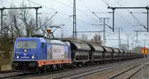 Raildox GmbH & Co. KG, Erfurt [D]  187 319-9  [NVR-Nummer: 91 80 6187 319-9 D-RDX] und einem Ganzzug Schüttgutwagen mit Schwenkdach am 19.02.20 Durchfahrt Bhf. Golm (Potsdam).