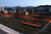 Als es langsam Abend wurde über der Zugförderung Mürzzuschlag am 28.11.2018.
Die letzten Sonnenstrahlen leuchten die schneebedeckten Berge im Hintergrund an während die 1142 632 für ihren nächsten Einsatz vorbereitet wird.
Leider ist die geschichtsträchtige Zugförderung die seit der Eröffnung der Semmeringbahn die Vorspann- und Nachschiebeleistung traktionierte bereits nicht wiederzuerkennen da im Zuge des Baus des Semmeringbasistunnels alle Gleise abgebaut wurden.