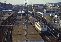 140 291-6 durchfährt mit einem Güterzug an einem Dezembertag Mitte der 1990er Jahre den Bahnhof Wuppertal-Oberbarmen