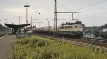 Anfang der 1990er Jahre durchfährt 140 365-8 den Bahnhof Duisburg-Meiderich, am Bahnsteig steht ein Akkutriebwagen der Baureihe 515