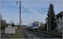 Von St-Pierre-en-Faucigny nach St-Laurent - oder von Semaphor zu Semaphor. In St-Laurent  fährt der SNCF Z27671 als TER 884158 von St-Gervais-les-Bains-le-Fayet kommend in Richtung Annecy fahrend am Ausfahrsignal der Gegenrichtung vorbei. 

21. Februar 2020