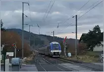 Von St-Pierre-en-Faucigny nach St-Laurent - oder von Semaphor zu Semaphor.
In der späten Morgendämmerung verlässt der SNCF  Z 27 756 als TER 884656 von St-Gervais-les-Bains-le-Fayet (ab 6:49) nach Bellegarde Ain (an 8:45) den Bahnhof von St-Pierre-en-Faucigny und passiert dabei das freie Strecke zeigende Ausfahrsignal Richtung La Roche sur Foron.


21. Februar 2020