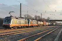 Einfahrt am Nachmittag des 28.02.2019 im letzten Sonnenlicht von HCTOR 242.532 (182 532-2)  LIGHTYEAR  zusammen mit HCTOR 242.504 (182 504-1)  MR POTATO HEAD  und dem  van Dijk -Containerzug aus Rheinhausen aufs Überholgleis im Bahnhof von Müllheim (Baden), um dort eine Überholung von einem ICE 1 abzuwarten.