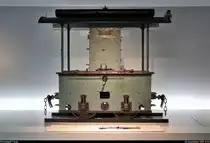 Die Daimler Motor-Lokomotive (1893), Teil der Daimler-Petroleumbahn, ist im Mercedes-Benz Museum in Stuttgart-Bad Cannstatt ausgestellt.
[25.9.2019 | 12:52 Uhr]

 Eine Schmalspurlokomotive wie diese mit Daimler Zweizylinder-V-Motor treibt 1892 die Ausstellungsbahn auf dem Wiener Prater an. Das ausgestellte Exemplar ist als Feldbahnlokomotive bis 1918 im Einsatz. 

Technische Daten:
- Zylinder: V2
- Hubraum: 1902 cm^3
- Leistung: 4,6 PS (1,5 kW)
- bei Drehzahl: 580/min
- Höchstgeschwindigkeit: 16 km/h

Quelle: Mercedes-Benz Museum
