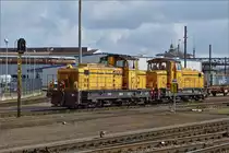 Die CFL Cargo Dieselloks 317 und 319 durchfahren auf dem G�tergleis den Bahnhof Belval-Universit�. (Hans) 21.02.2020