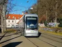 Graz. Bei strahlend schönem Wetter fuhr Variobahn
204 auf der Linie 5, hier nach der Haltestelle Keplerbrücke
auf dem Weg nach Puntigam. 