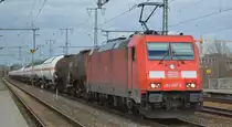 DB Cargo AG [D] mit  185 207-8  [NVR-Nummer: 91 80 6185 207-8 D-DB] und gemischtem Kesselwagenzug am 18.02.20 Durchfahrt Bf. Golm (Potsdam).
