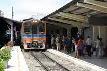 NKF 1207 (1A'2', dh, Nippon Sharyo, Bauj.1985) am 04.Juni 2018 als letztes Fahrzeug des ORD 4324 nach Wongwian Yai abfahrbereit in der Mahachai Station.