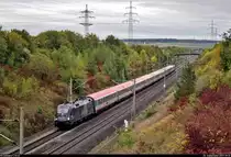 1116 158-7 (Siemens ES64U2) ÖBB, mit Werbung für die Sterneaktion  Licht ins Dunkel  und mit Schublok 1116 174-4 als EC 113  Blauer Enzian  (Linie 62) von Frankfurt(Main)Hbf nach Klagenfurt Hbf (A) fährt bei Markgröningen bzw. Schwieberdingen auf der Schnellfahrstrecke Mannheim–Stuttgart (KBS 770).
Aufgenommen von einer Brücke.
[26.9.2019 | 9:51 Uhr]