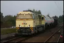 WLE 21, die Warsteiner Bier Lok, steht hier am 11.10.2007 um 18.25 Uhr mit einem kurzen Güterzug zur Abfahrt in Neubeckum bereit.
