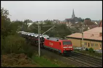 DB Cargo 1520943-6 ist hier am 13.10.2007 um 10.10 Uhr in Hasbergen mit einem mit Audi Fahrzeugen beladenen Autotransportzug nach Osnabrück unterwegs.