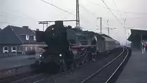 Vor dem abendlichen Schnellzug in Richtung Emden wartet 012 075-8 im Spätwinter 1975 im Bahnhof Rheine auf die Ausfahrt. Die Lok wurde 1991 auf Rostfeuerung zurückgebaut und gehört heute der Stoom Stichting Nederland.