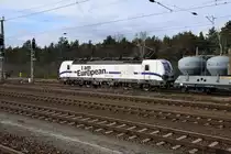 BR 193 360-5 mit Zementzug bekommt  Grün  in Richtung Brieske. Aufgenommen am 19.02.2020 in Hosena.
