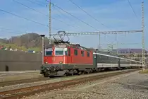 Re 4/4 II 11155 durchfährt den Bahnhof Gelterkinden. Die Aufnahme stammt vom 08.02.2020.